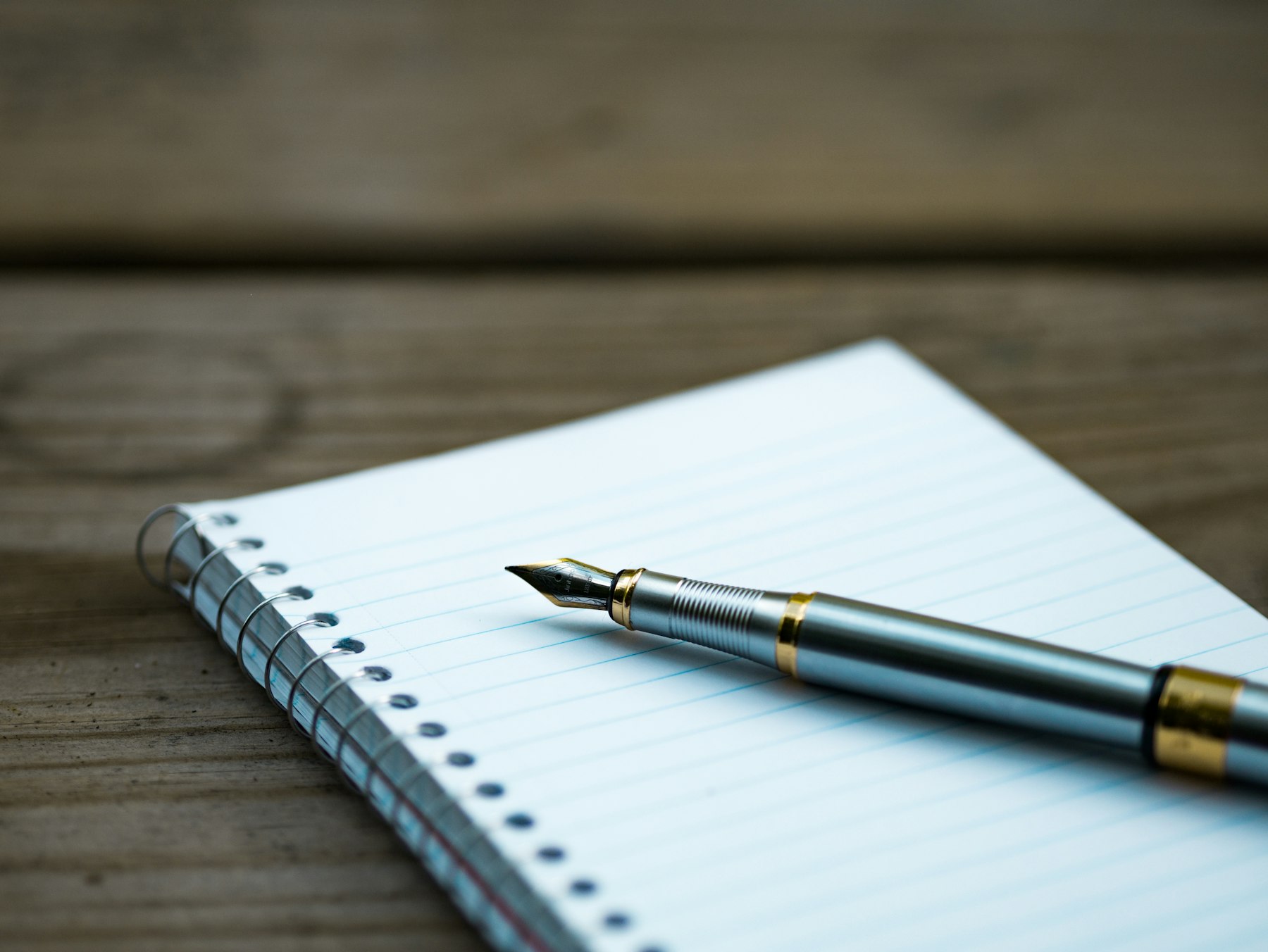 Caneta tinteiro sobre caderno